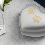 Urna conmemorativa con forma de corazón y joya de recuerdo para mascota